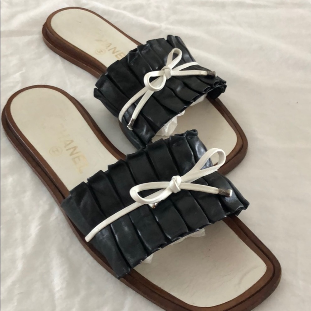 CHANEL black and while leather flat sandal